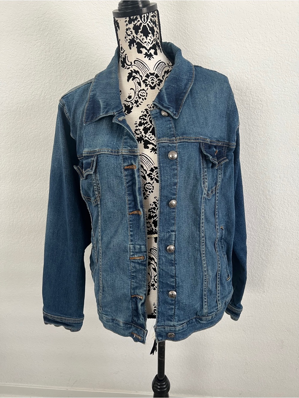 Torrid Classic Denim Jacket Women’s Size 2 Medium Wash Stretch Button Front
